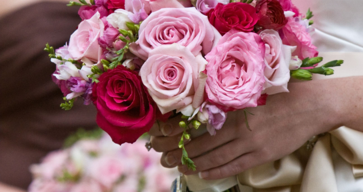 bouquet-rond-de-mariee-rose-amicie-fleurs